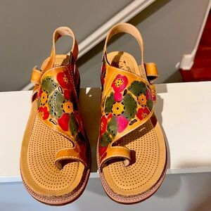 L’Artiste Floral Leather Sandals